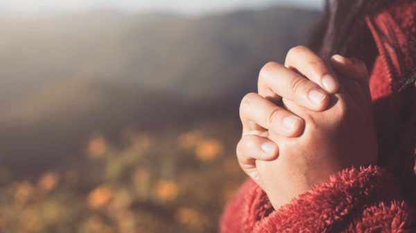 Die wunderbare Beziehung zwischen Anbetung und Gebet
